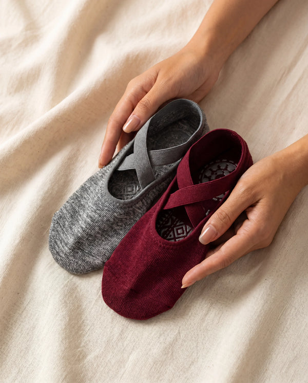 Duo Rivon — chaussettes Pilates antidérapantes gris chiné et bordeaux, tenues à la main sur lin